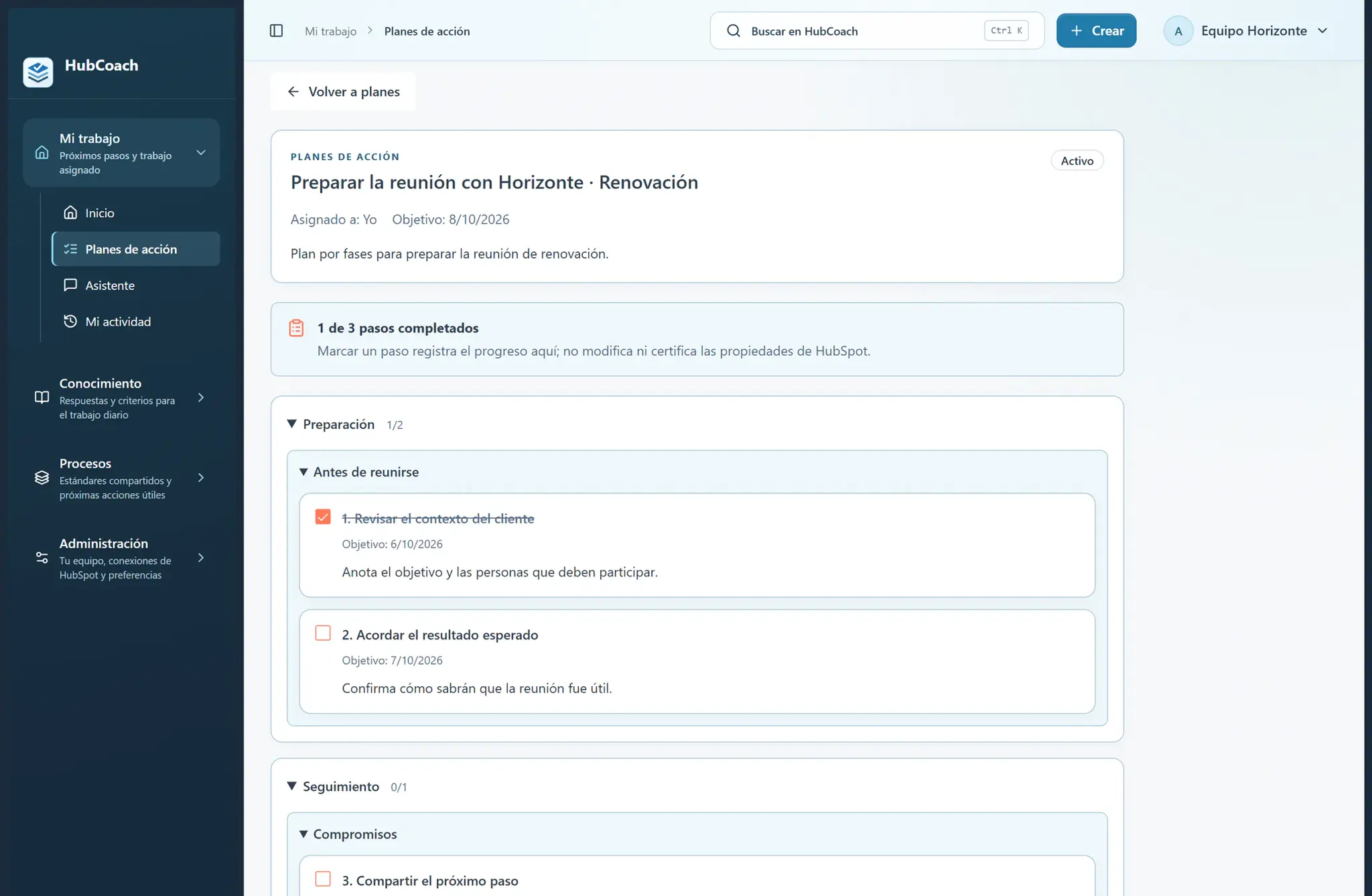 Plan de acción por fases en la app de HubCoach: uno de tres pasos completado, con fechas objetivo y la nota de que marcar un paso no modifica HubSpot