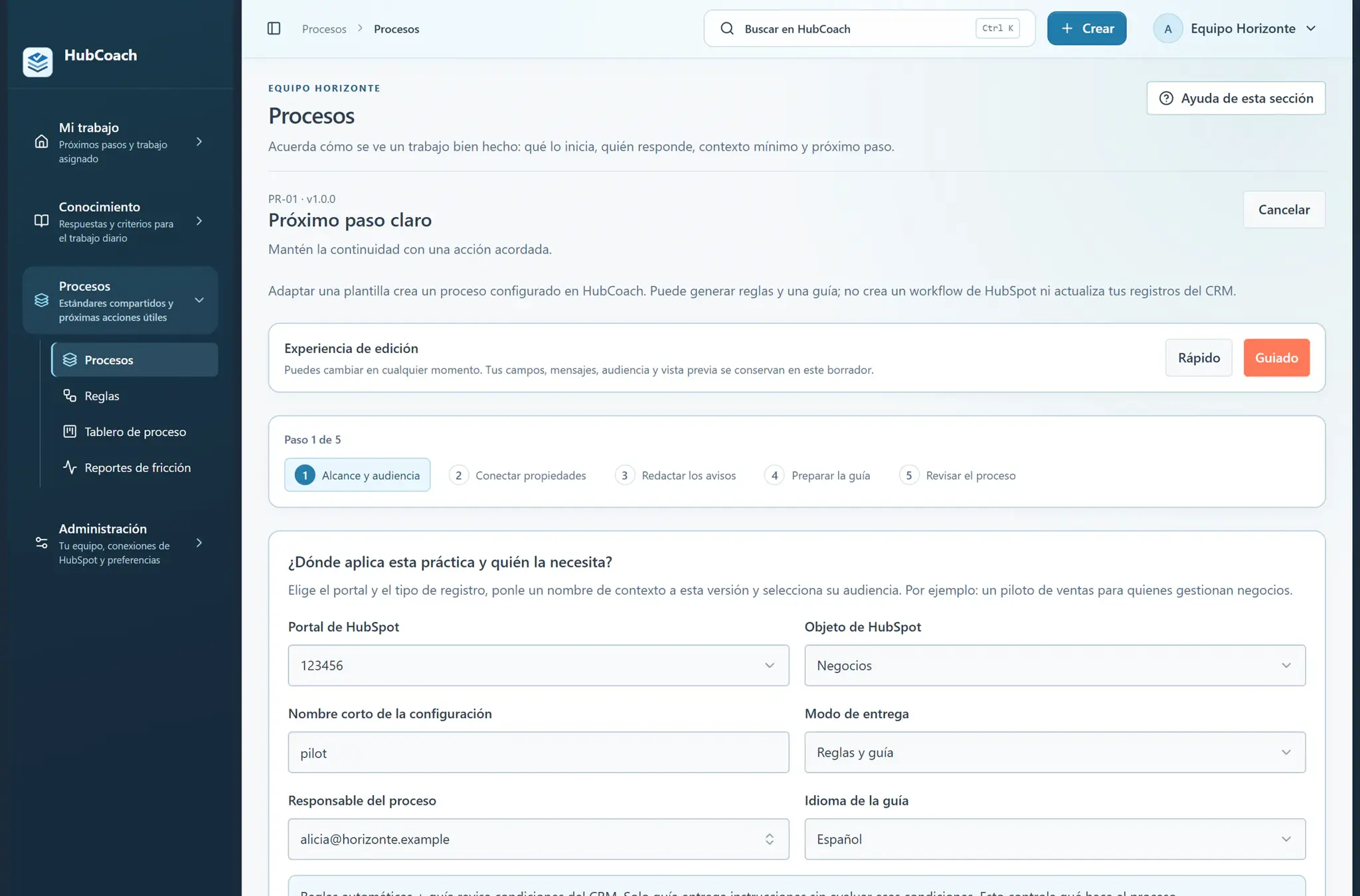 Plantilla de proceso Próximo paso claro en modo guiado: cinco pasos, desde el alcance y la audiencia hasta revisar el proceso, sin crear workflows en HubSpot