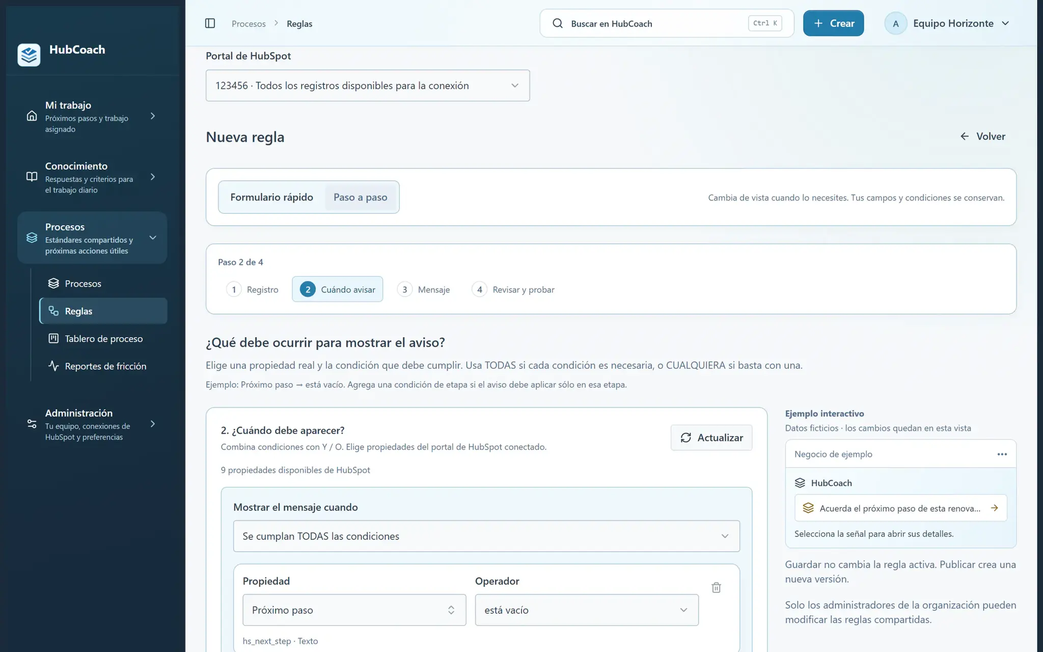 Creación guiada de una regla en la app de HubCoach: paso 2 de 4, con la condición Próximo paso está vacío en negocios y un ejemplo interactivo del aviso