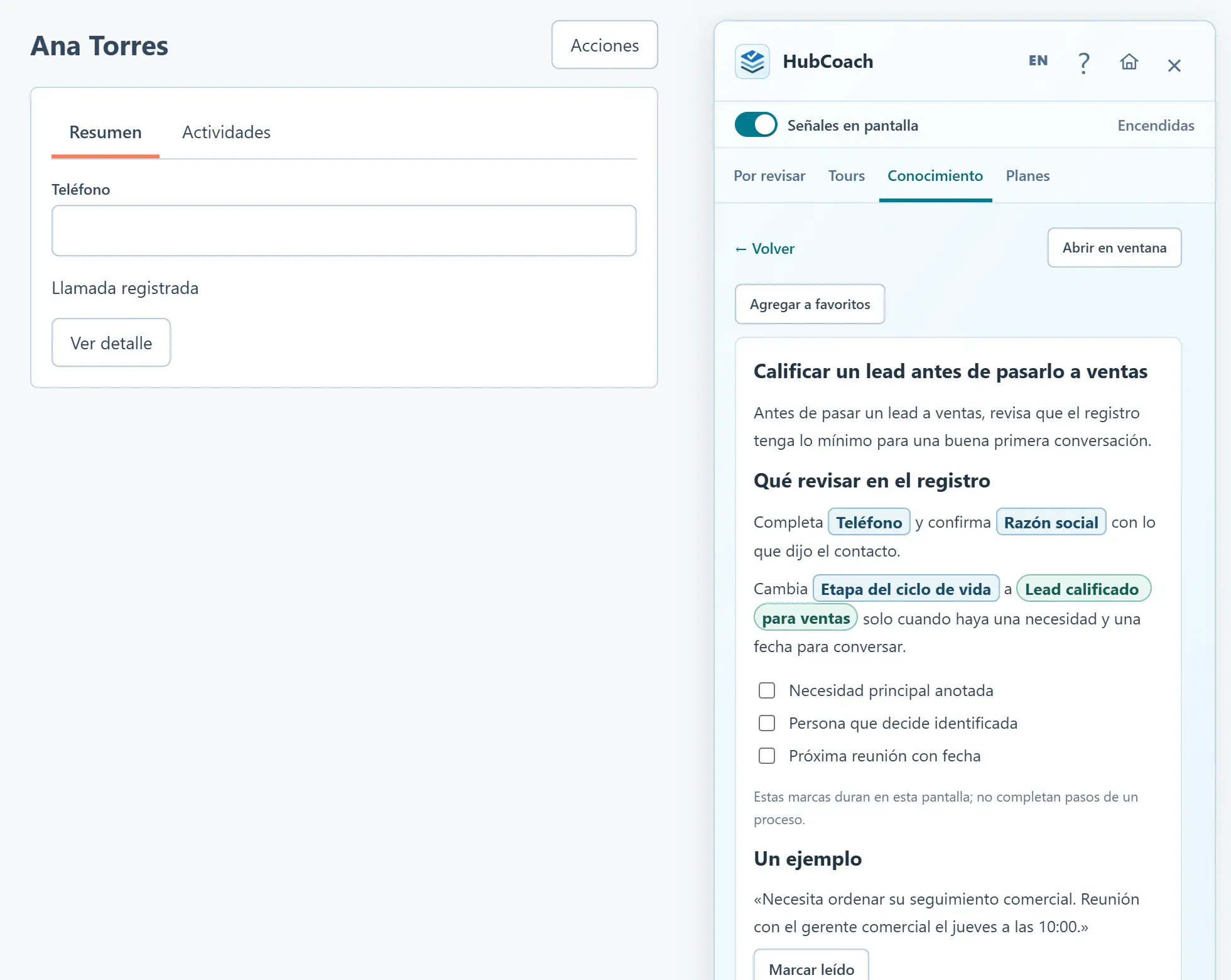Artículo de Conocimiento abierto en el Panel Lateral junto a un contacto: campos reales de HubSpot, como Teléfono y Etapa del ciclo de vida, aparecen en recuadros