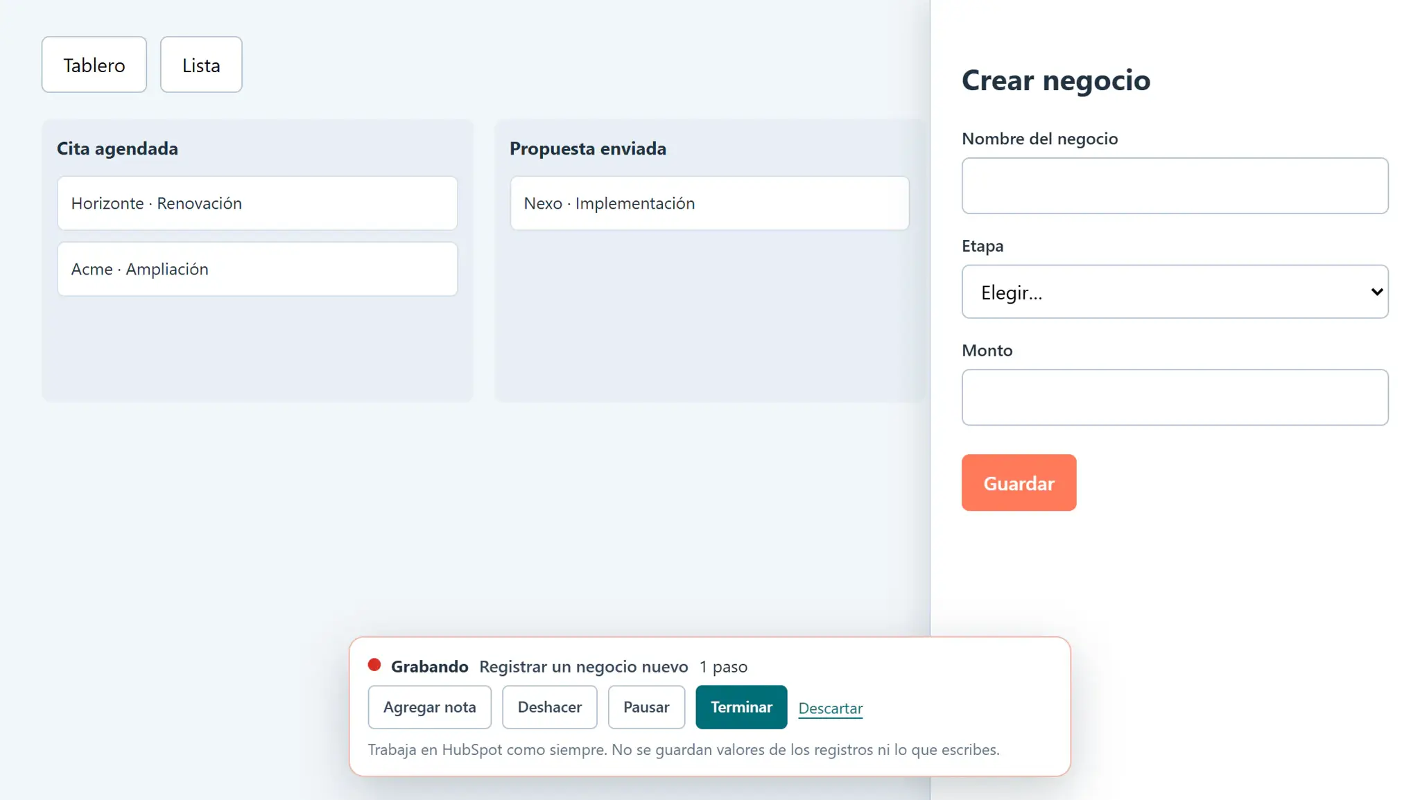 Grabación de un tour: la barra de HubCoach muestra Grabando, el nombre del tour y el primer paso registrado mientras la persona trabaja en el formulario