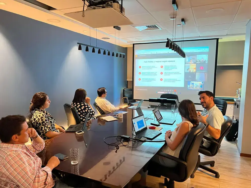 Equipo Revenue Hub en operaciones