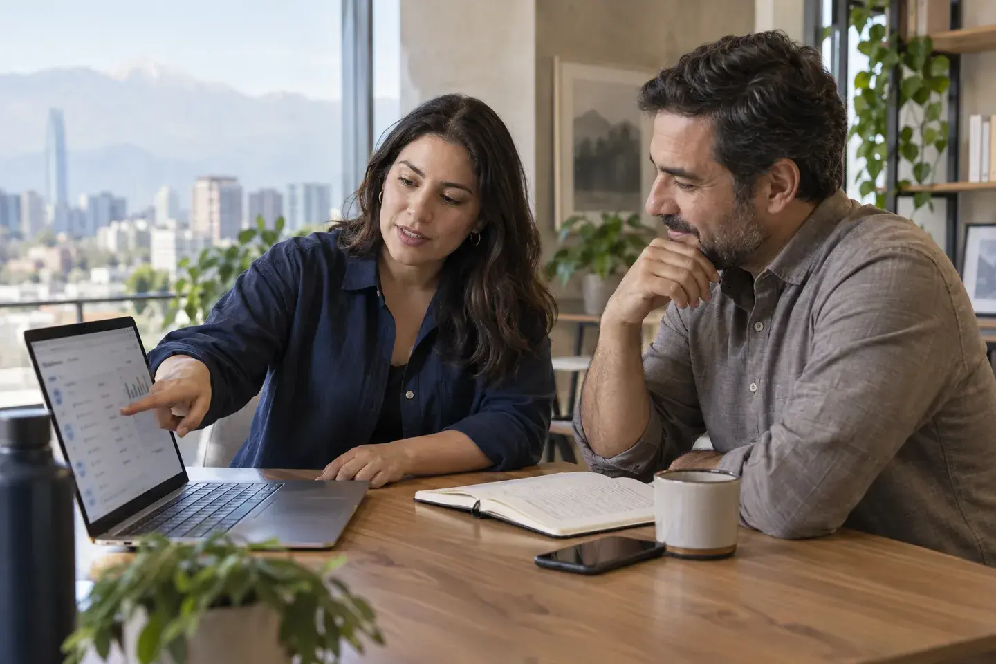 Una especialista revisa el CRM junto a un responsable de operaciones.