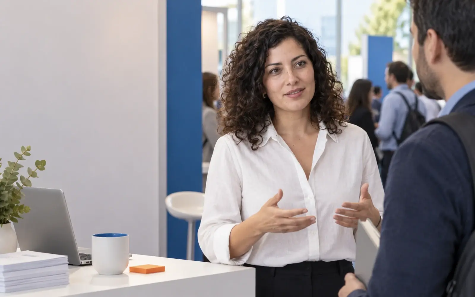 Una persona coordina un stand en una feria profesional.