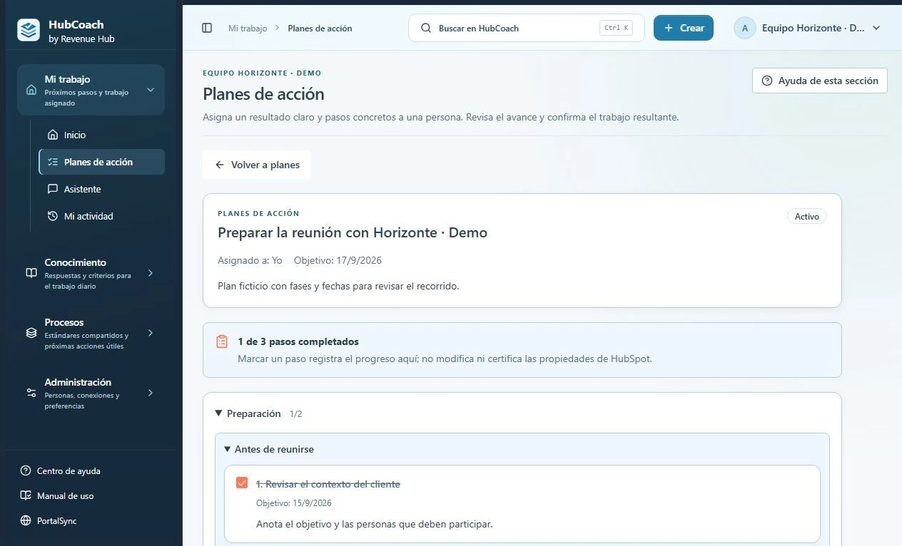 Plan de acción en la aplicación HubCoach con persona asignada, fecha objetivo, fases y avance por paso.