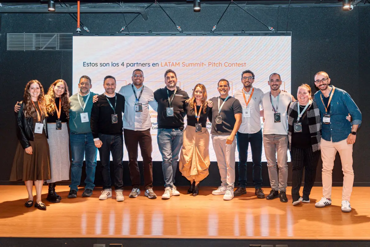 Foto grupal en el escenario del Pitch Contest del HubSpot Partner Summit LATAM 2026, en Bogotá