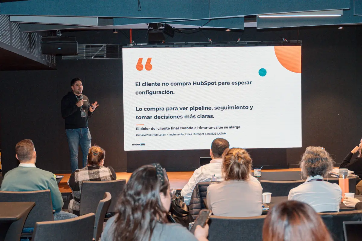 Roberto Guerra, founder of Revenue Hub Latam, pitching at the HubSpot Partner Summit LATAM 2026 Pitch Contest in Bogotá