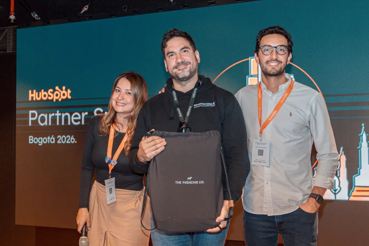 Roberto Guerra, al centro, en el escenario del HubSpot Partner Summit LATAM 2026, en Bogotá